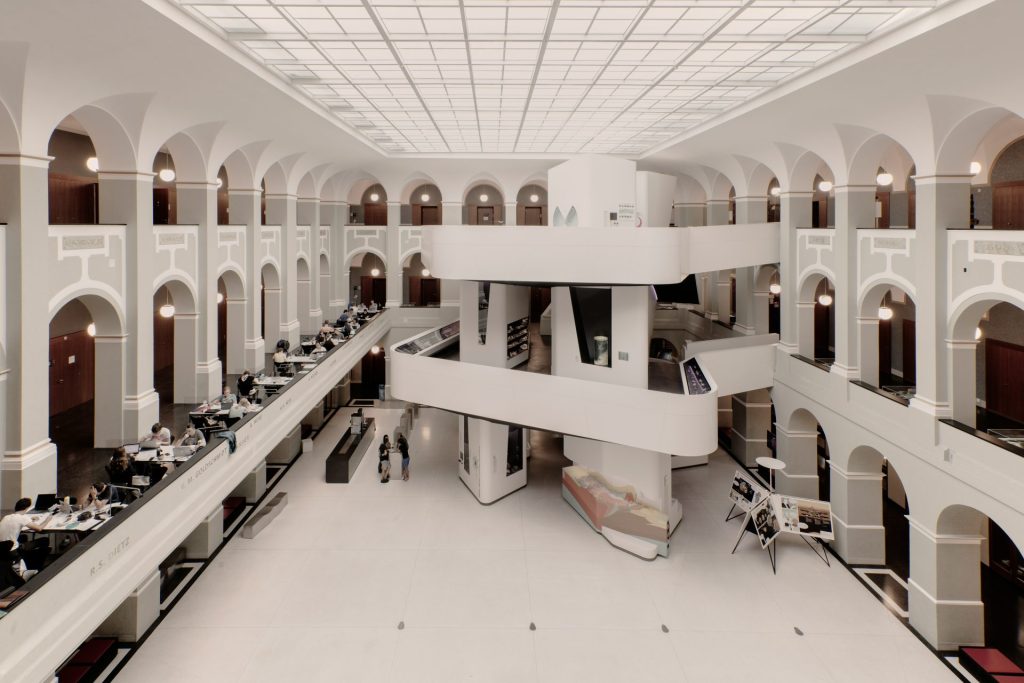 edificio de paredes blancas durante el día