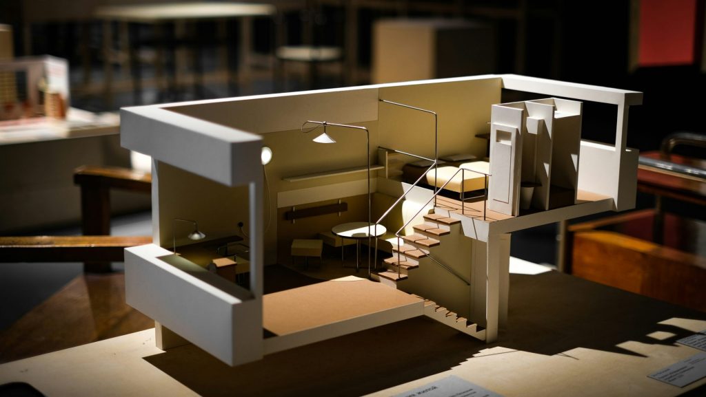 mesa de madera blanca con sillas